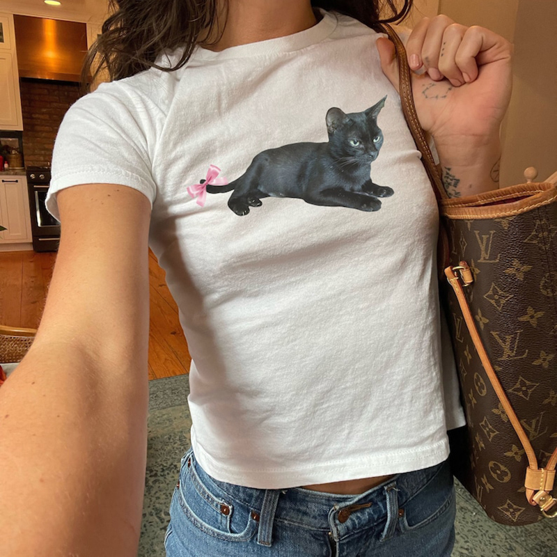 Cat With Bow Preppy Baby Tee C - Baby Y2K Clothing recension och pris