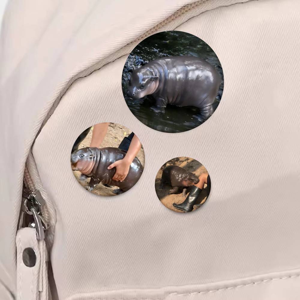 Baby Hippo Moo Deng Badge Tinp - Baby Clothing In Japan recension och pris